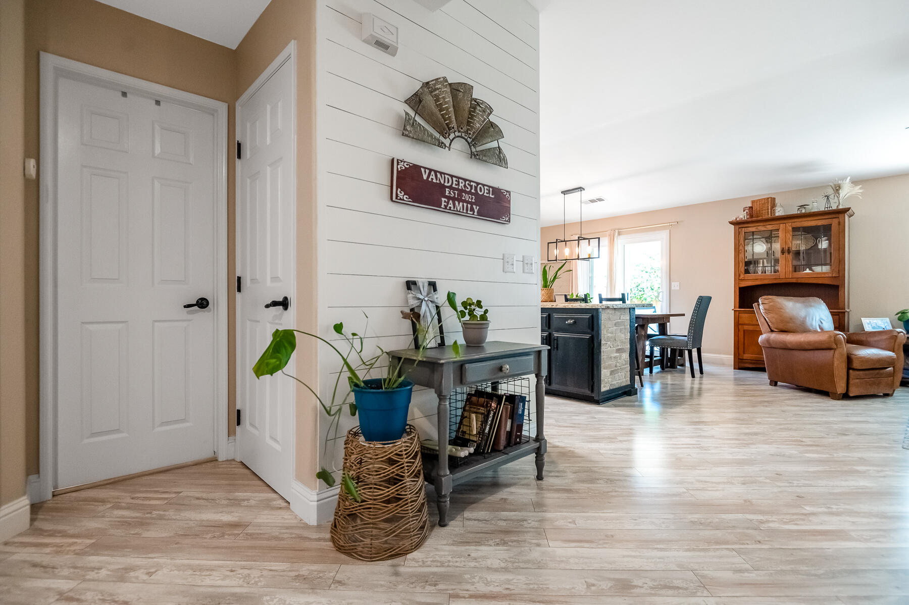 1811 E Country Ct, Visalia, CA 93292