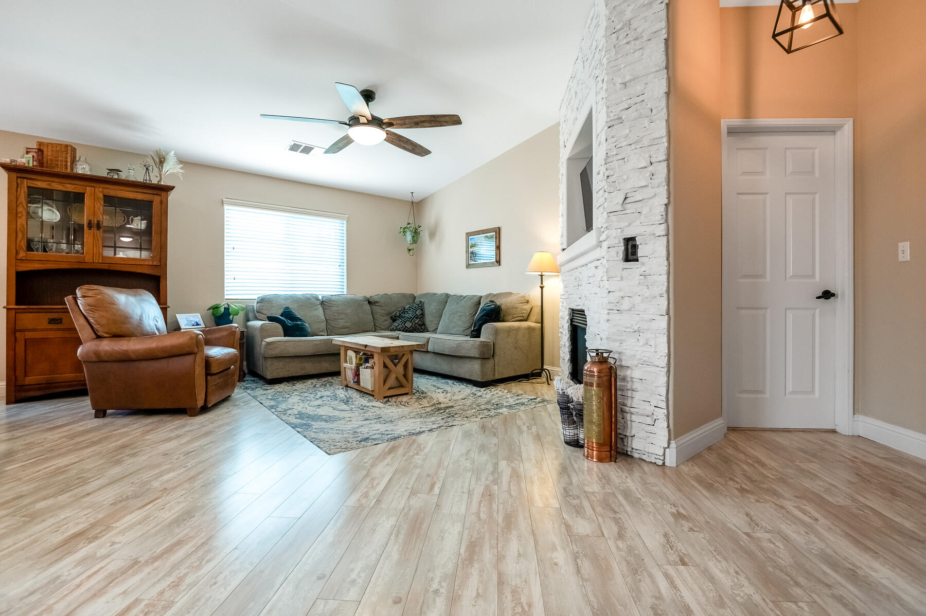 1811 E Country Ct, Visalia, CA 93292