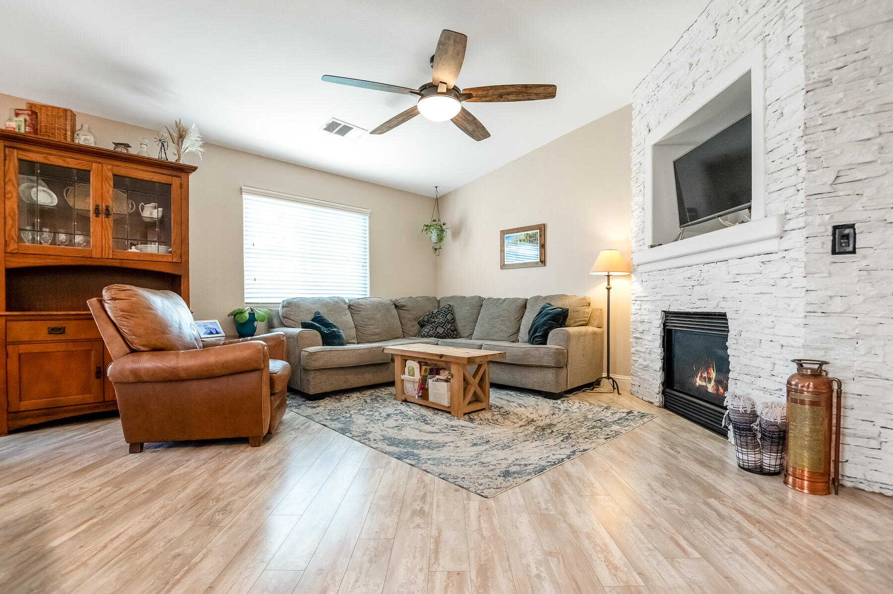 1811 E Country Ct, Visalia, CA 93292