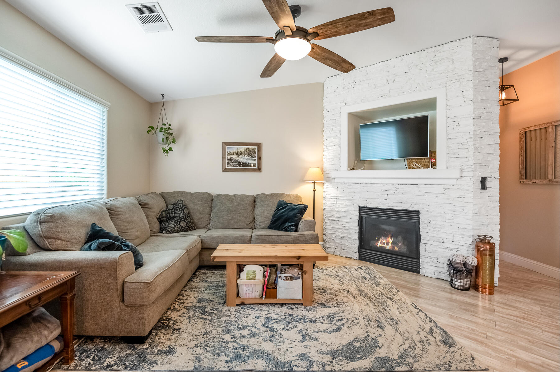 1811 E Country Ct, Visalia, CA 93292