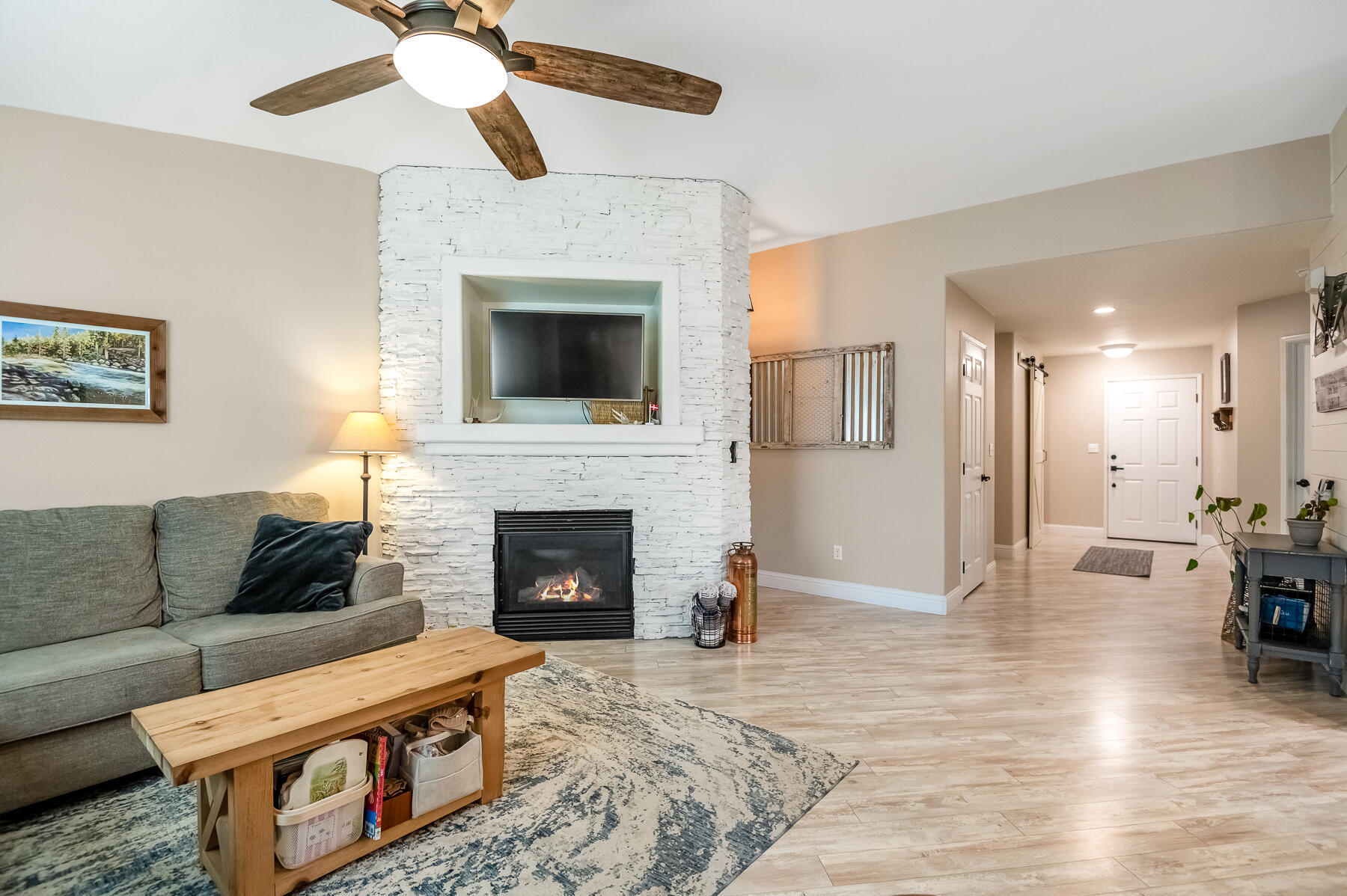 1811 E Country Ct, Visalia, CA 93292