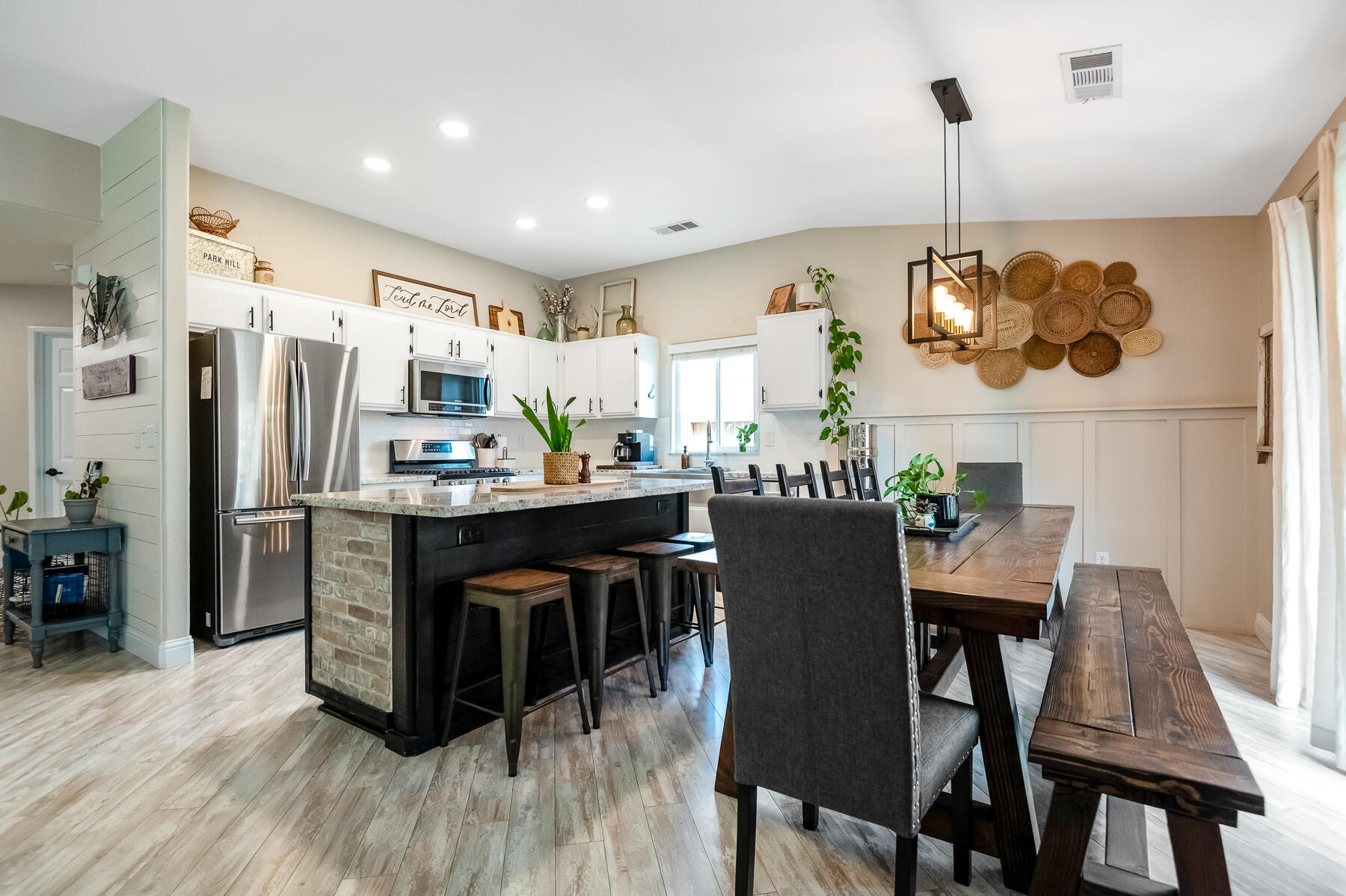 1811 E Country Ct, Visalia, CA 93292