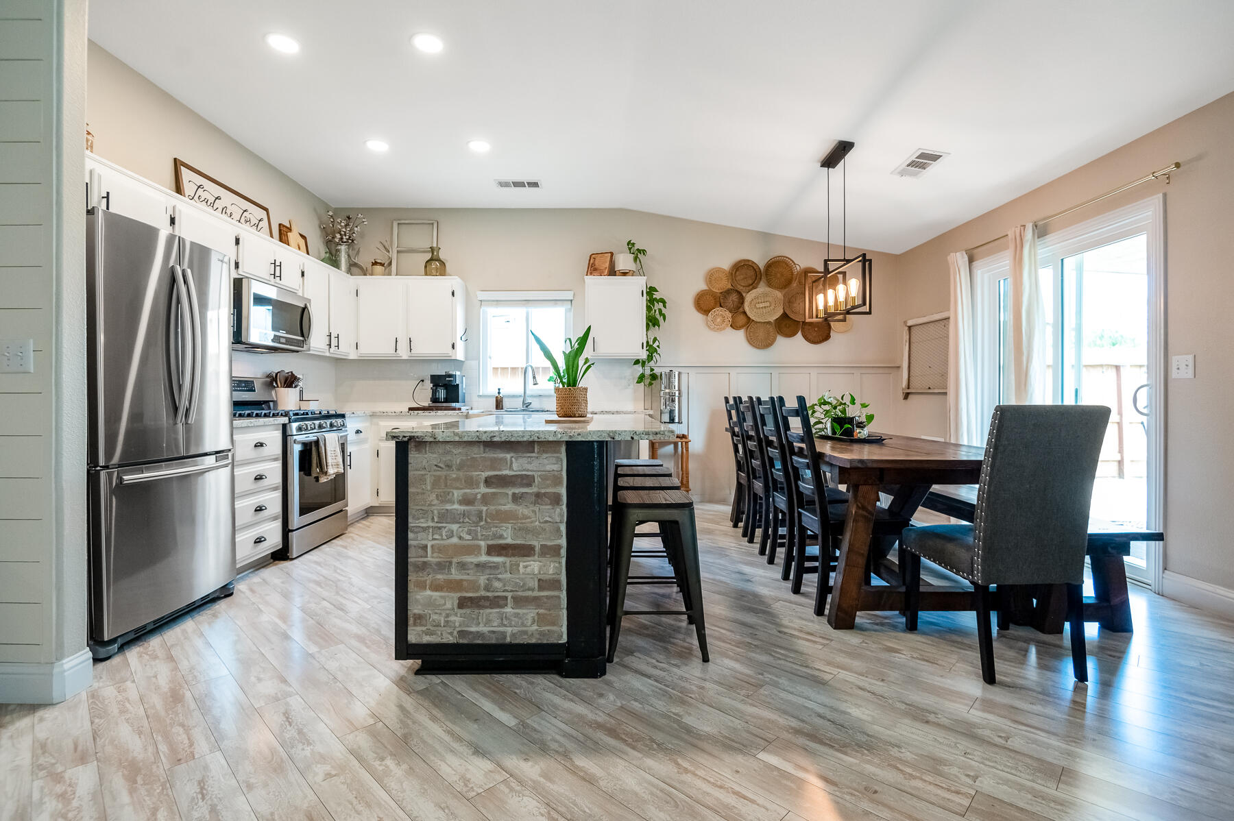 1811 E Country Ct, Visalia, CA 93292