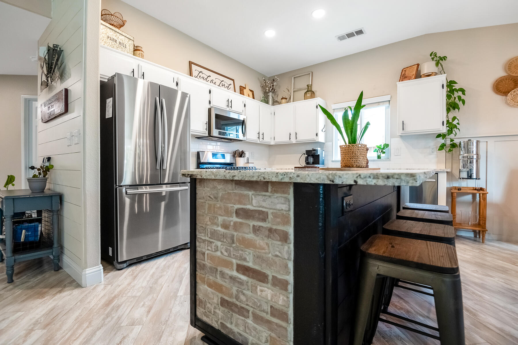 1811 E Country Ct, Visalia, CA 93292