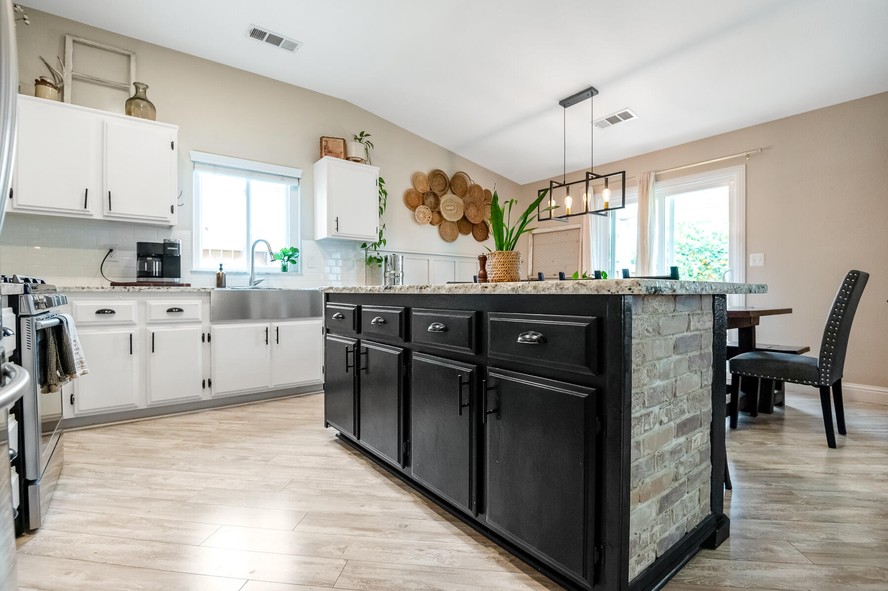 1811 E Country Ct, Visalia, CA 93292