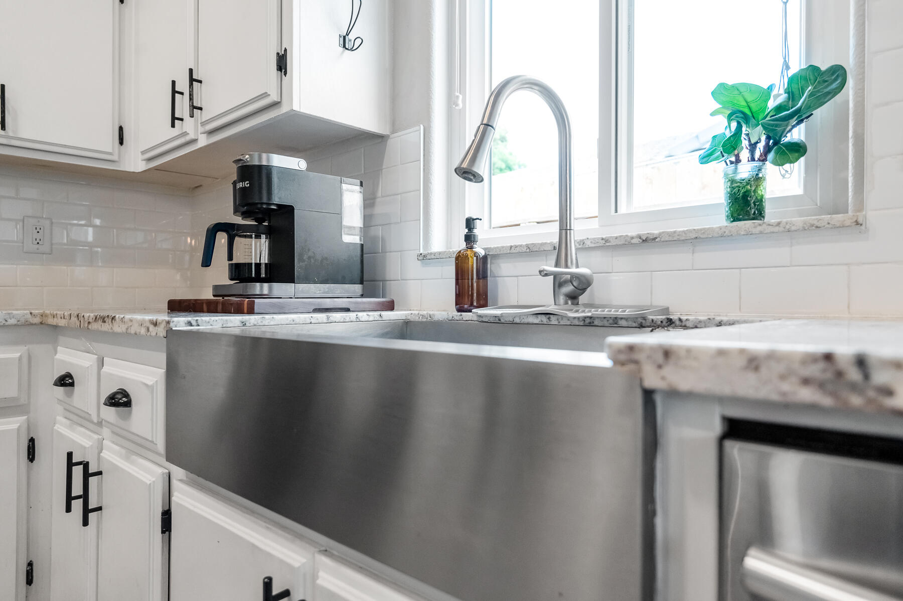 1811 E Country Ct, Visalia, CA 93292