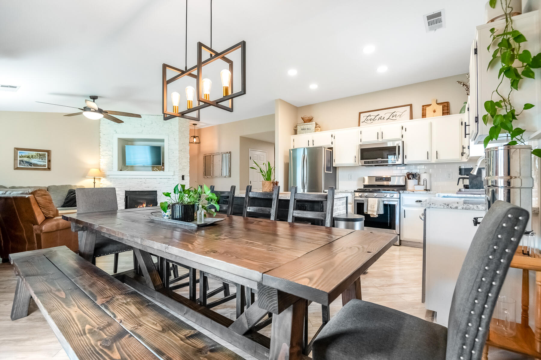 1811 E Country Ct, Visalia, CA 93292