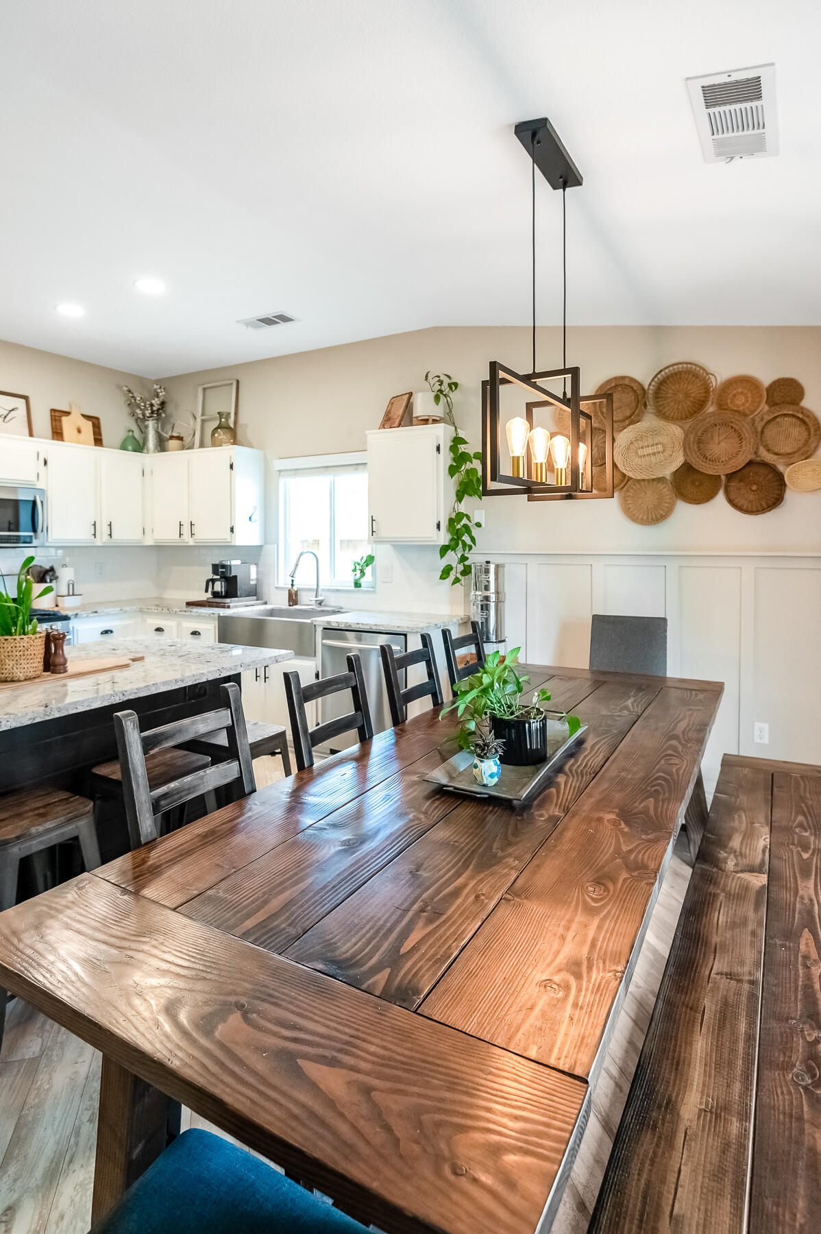 1811 E Country Ct, Visalia, CA 93292