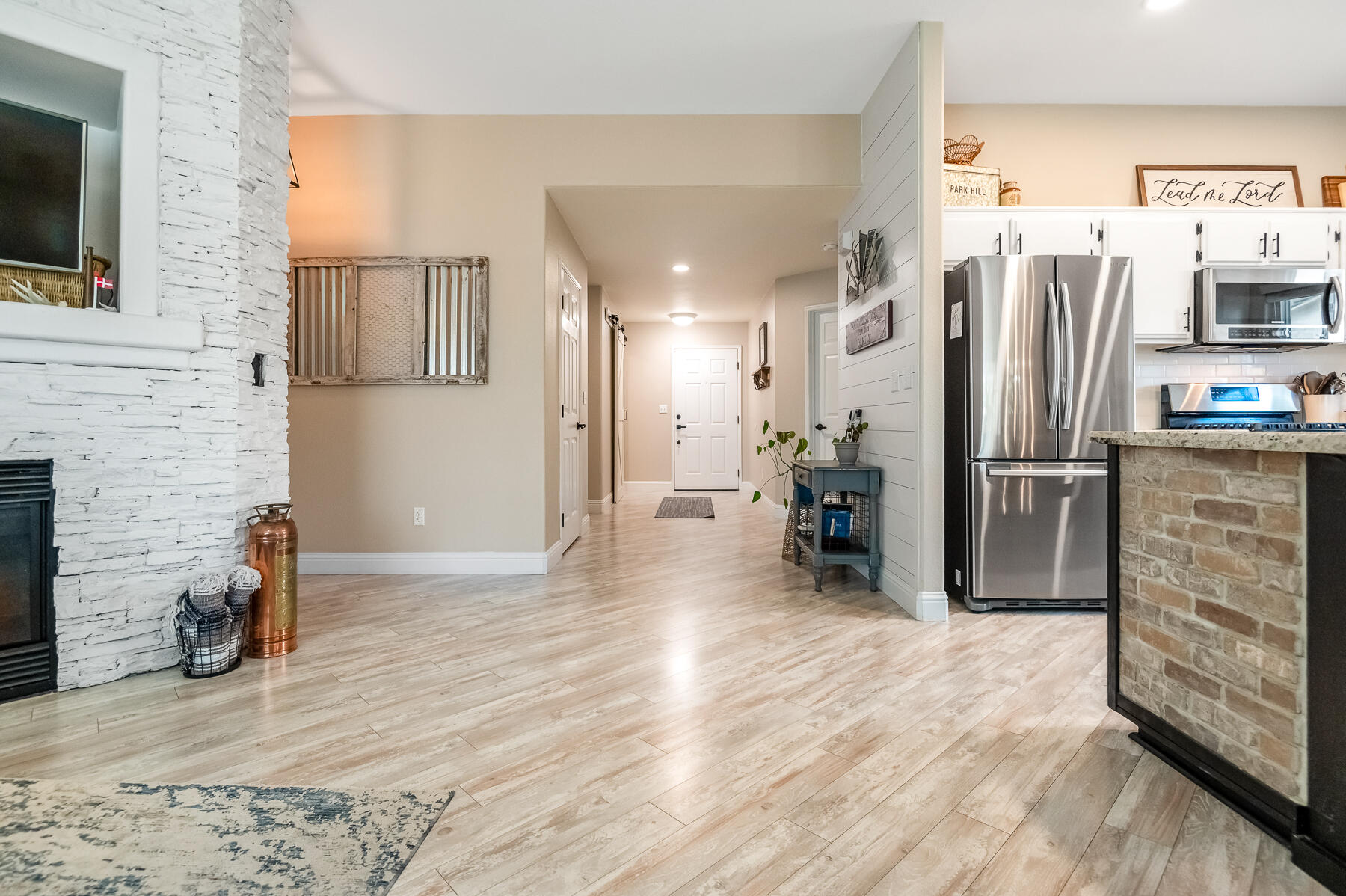 1811 E Country Ct, Visalia, CA 93292