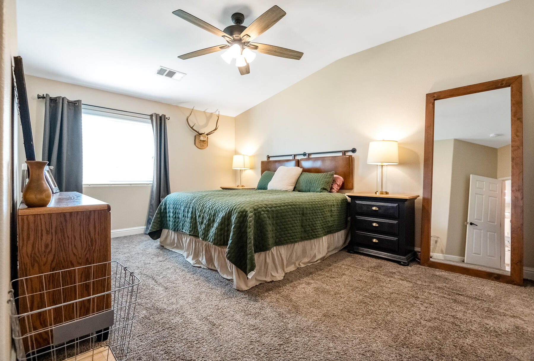 1811 E Country Ct, Visalia, CA 93292