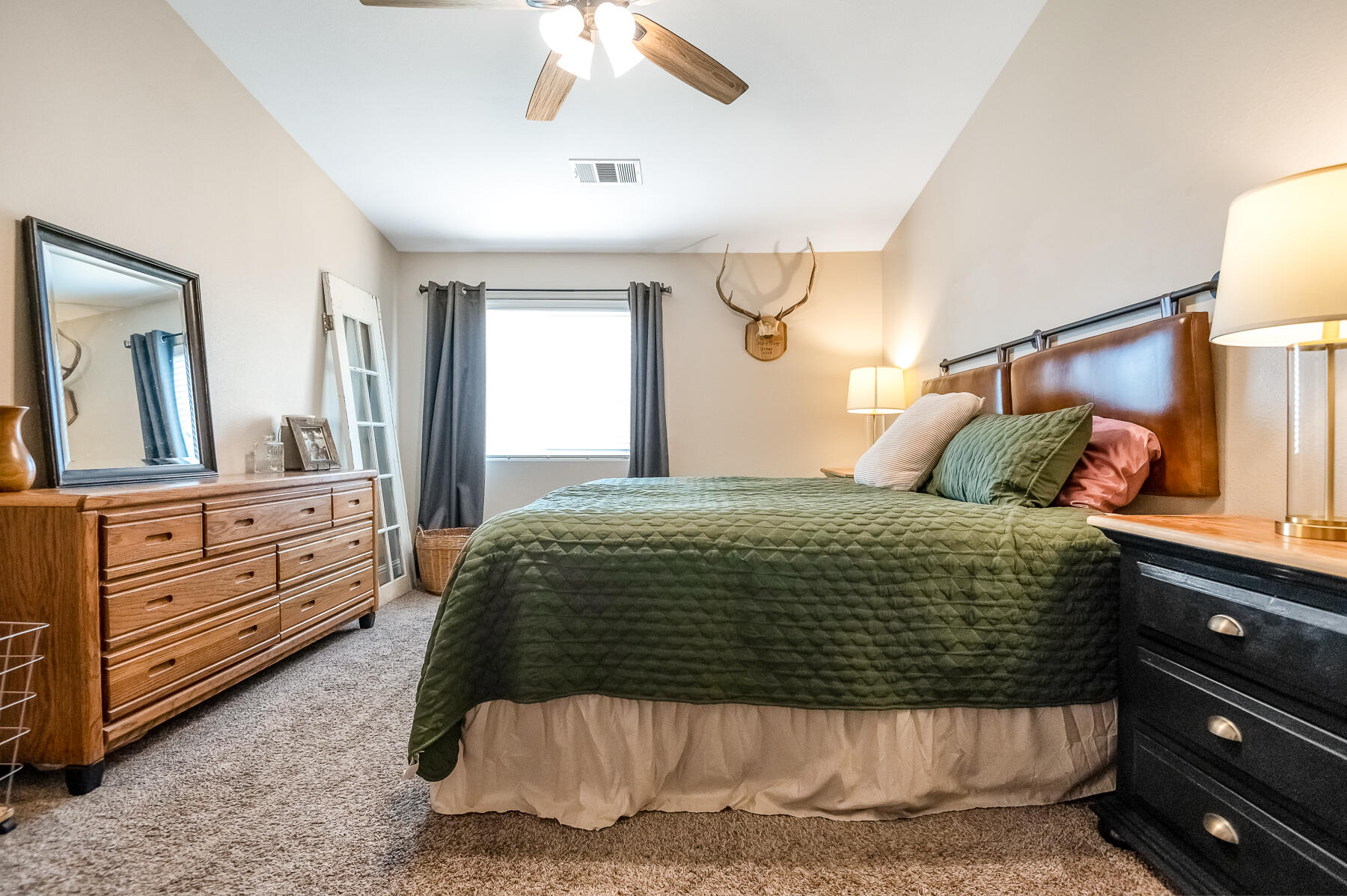 1811 E Country Ct, Visalia, CA 93292