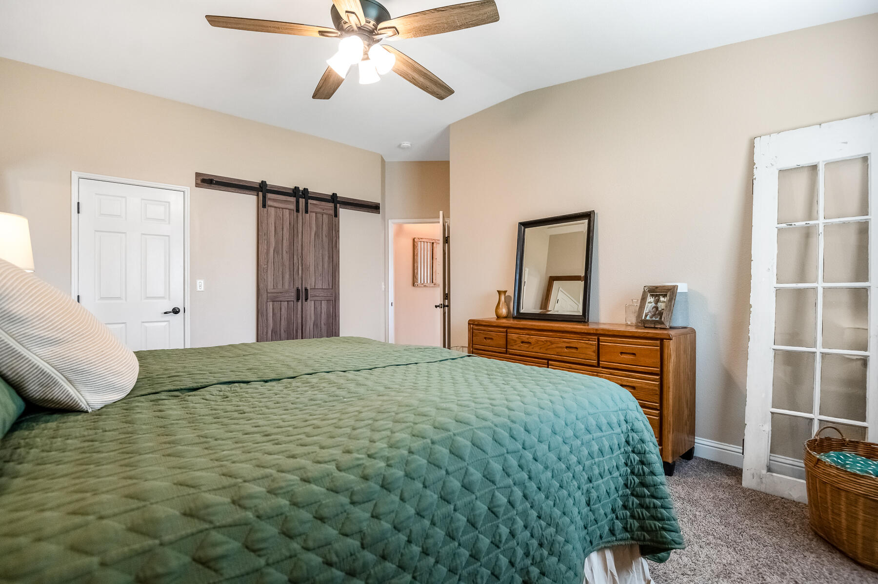 1811 E Country Ct, Visalia, CA 93292