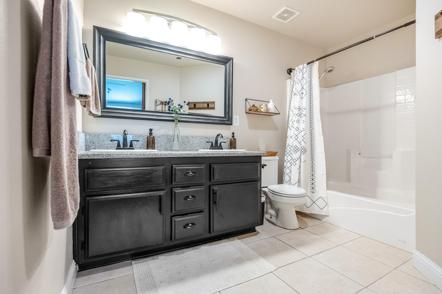 1811 E Country Ct, Visalia, CA 93292