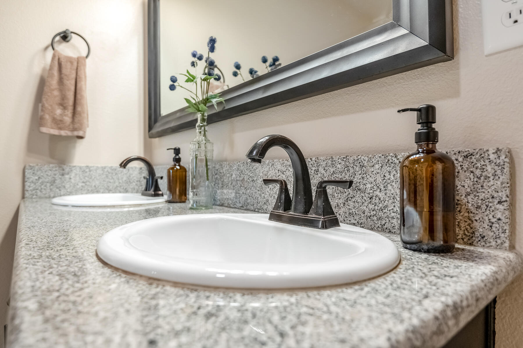 1811 E Country Ct, Visalia, CA 93292