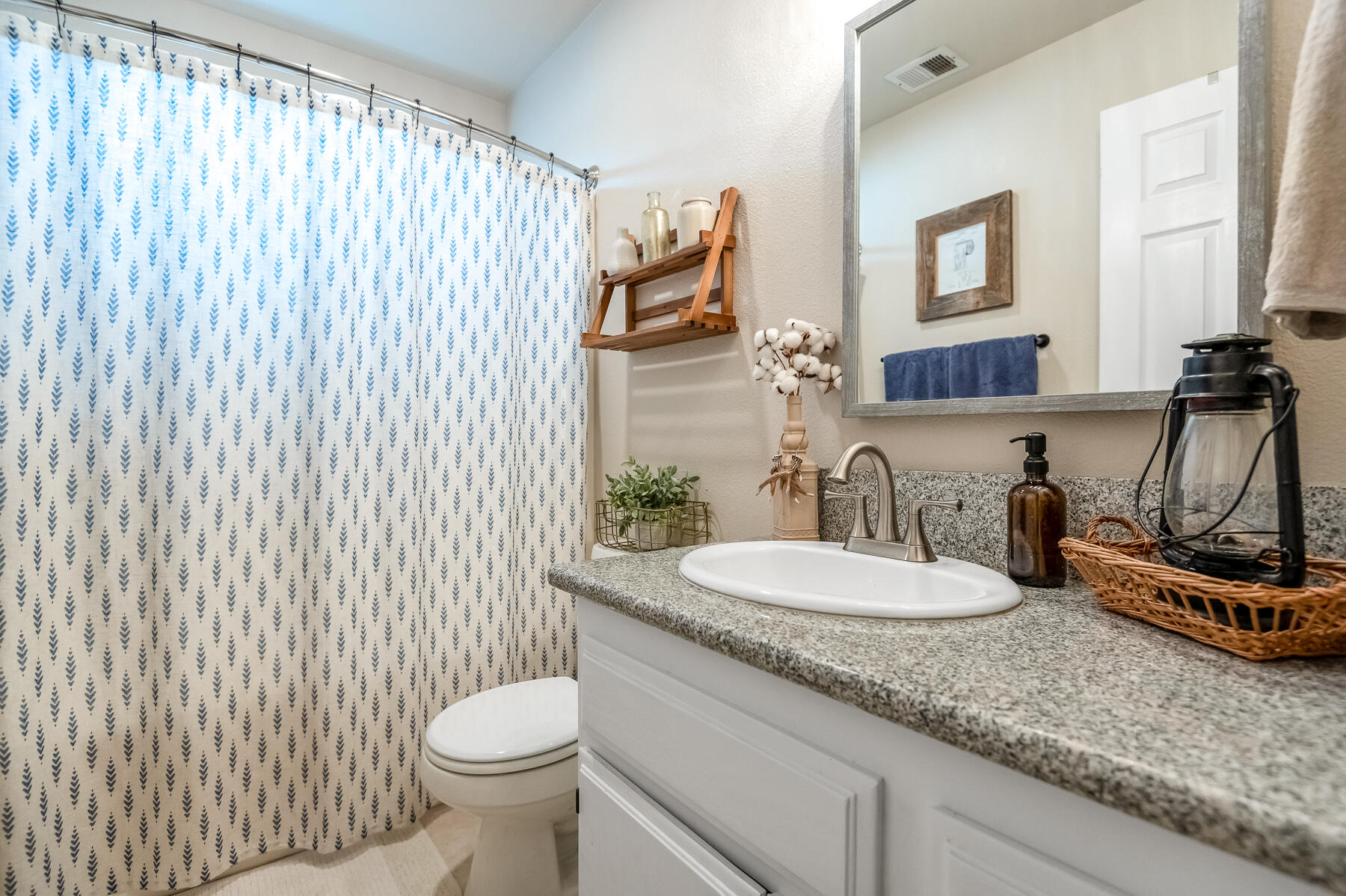 1811 E Country Ct, Visalia, CA 93292