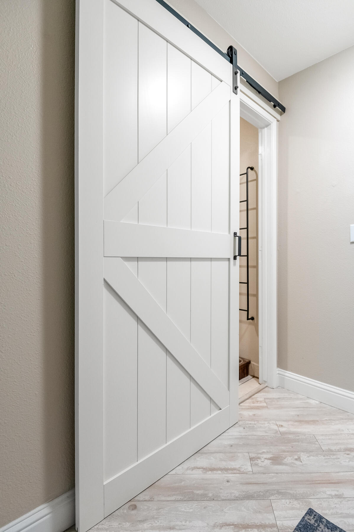 1811 E Country Ct, Visalia, CA 93292