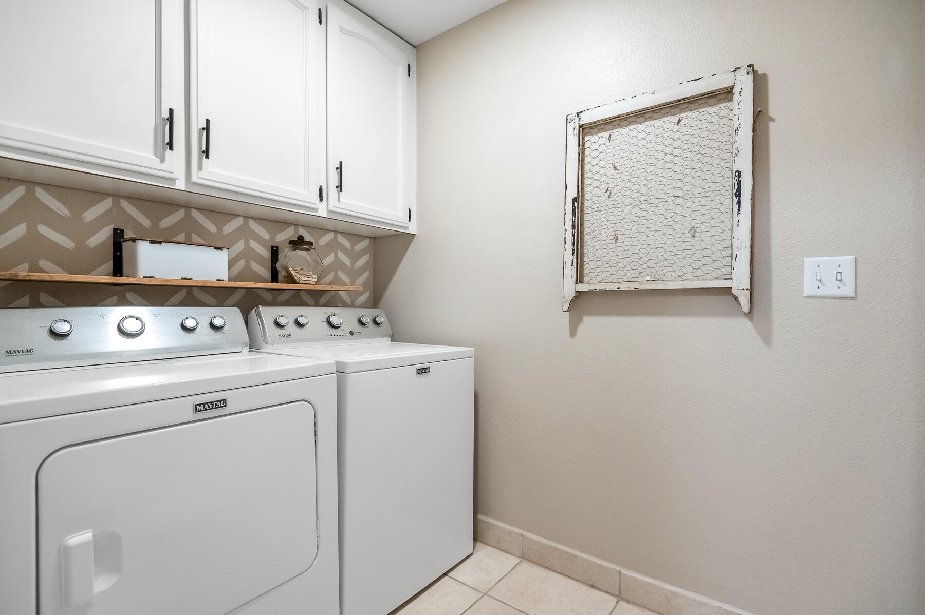 1811 E Country Ct, Visalia, CA 93292