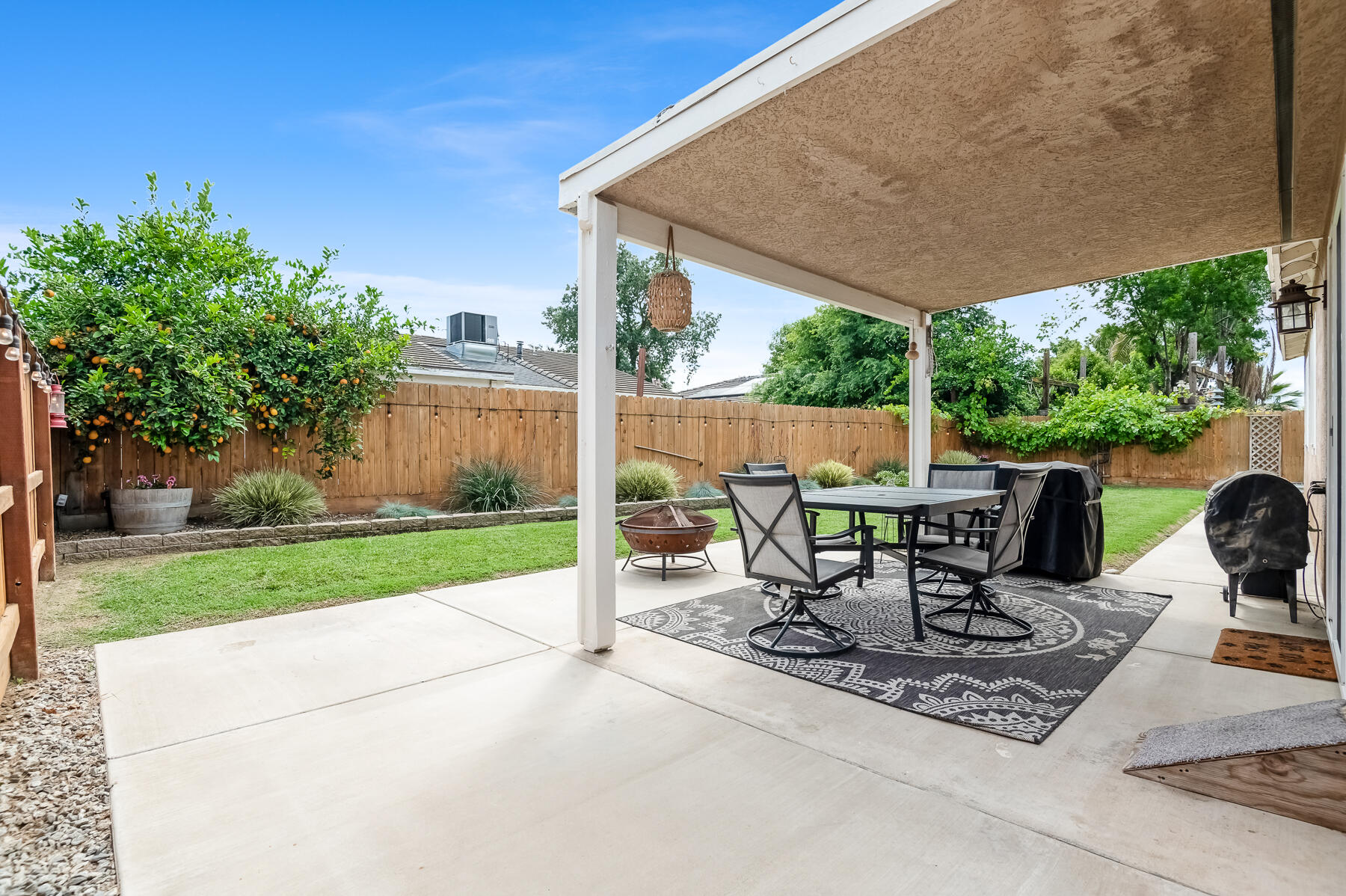 1811 E Country Ct, Visalia, CA 93292