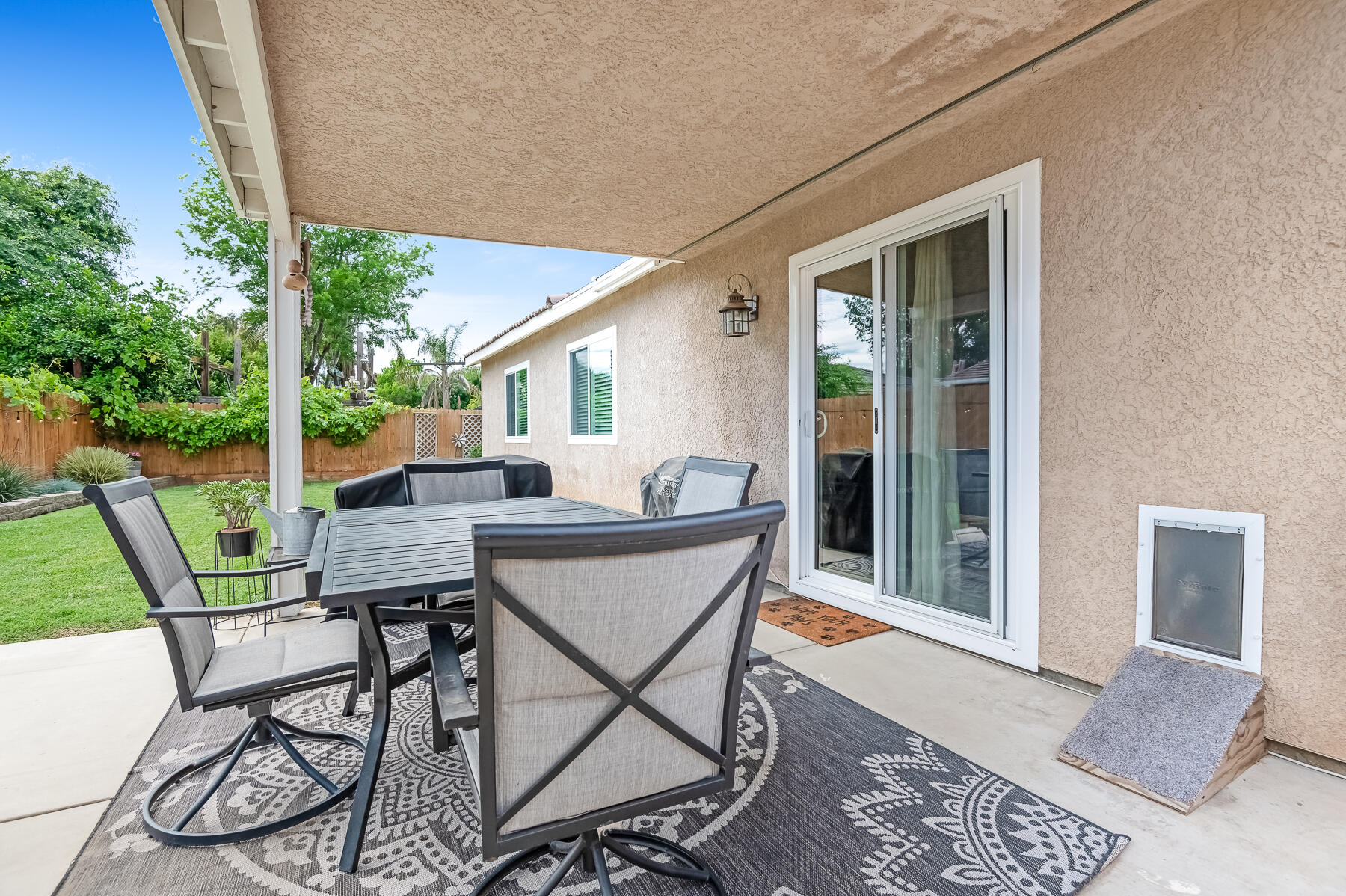 1811 E Country Ct, Visalia, CA 93292