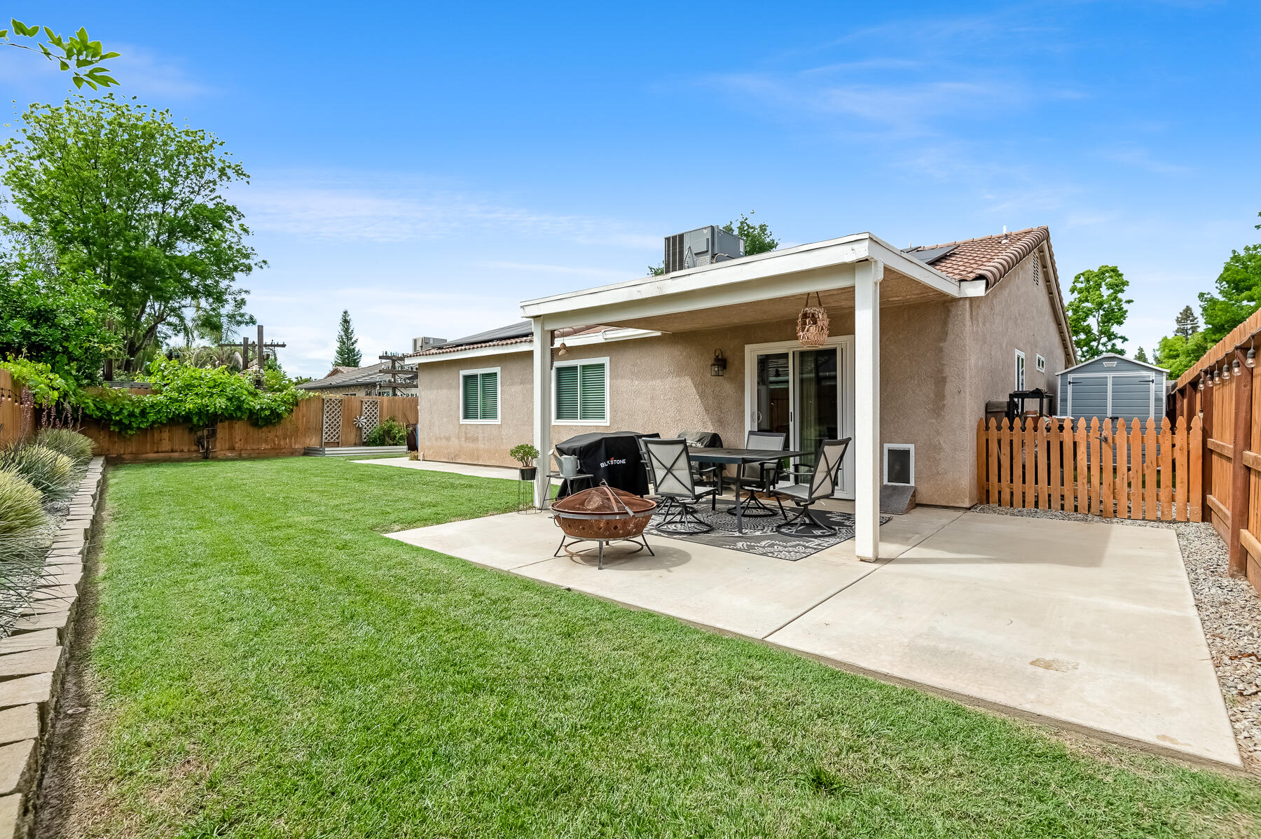 1811 E Country Ct, Visalia, CA 93292
