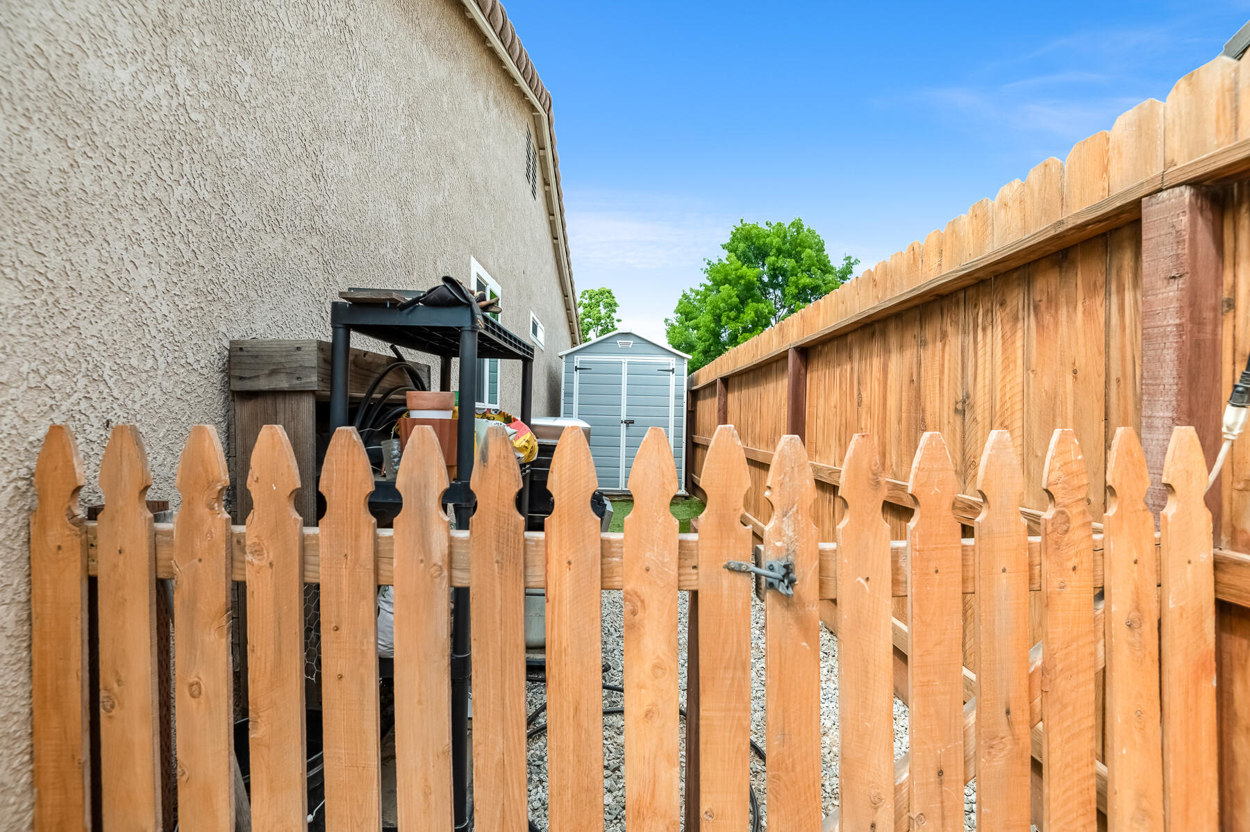 1811 E Country Ct, Visalia, CA 93292