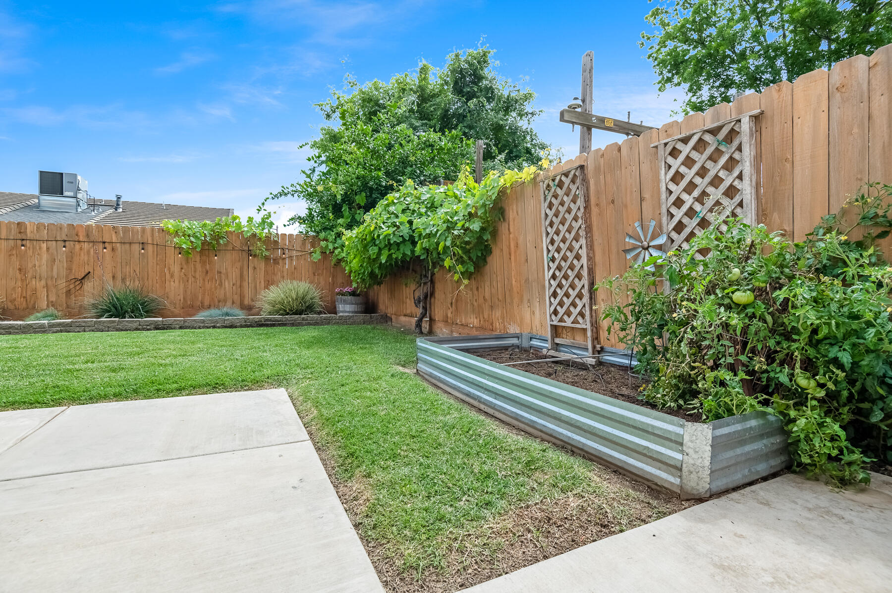 1811 E Country Ct, Visalia, CA 93292