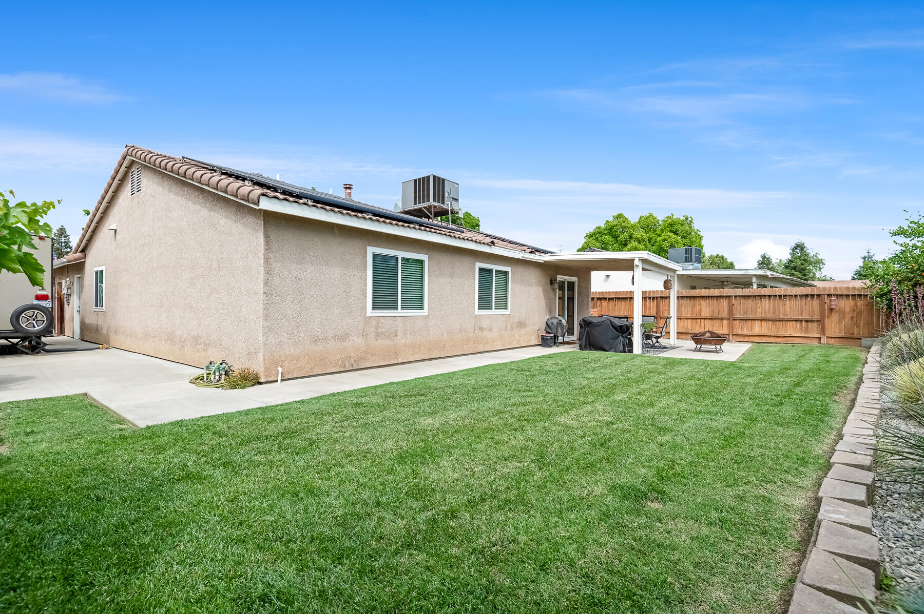 1811 E Country Ct, Visalia, CA 93292