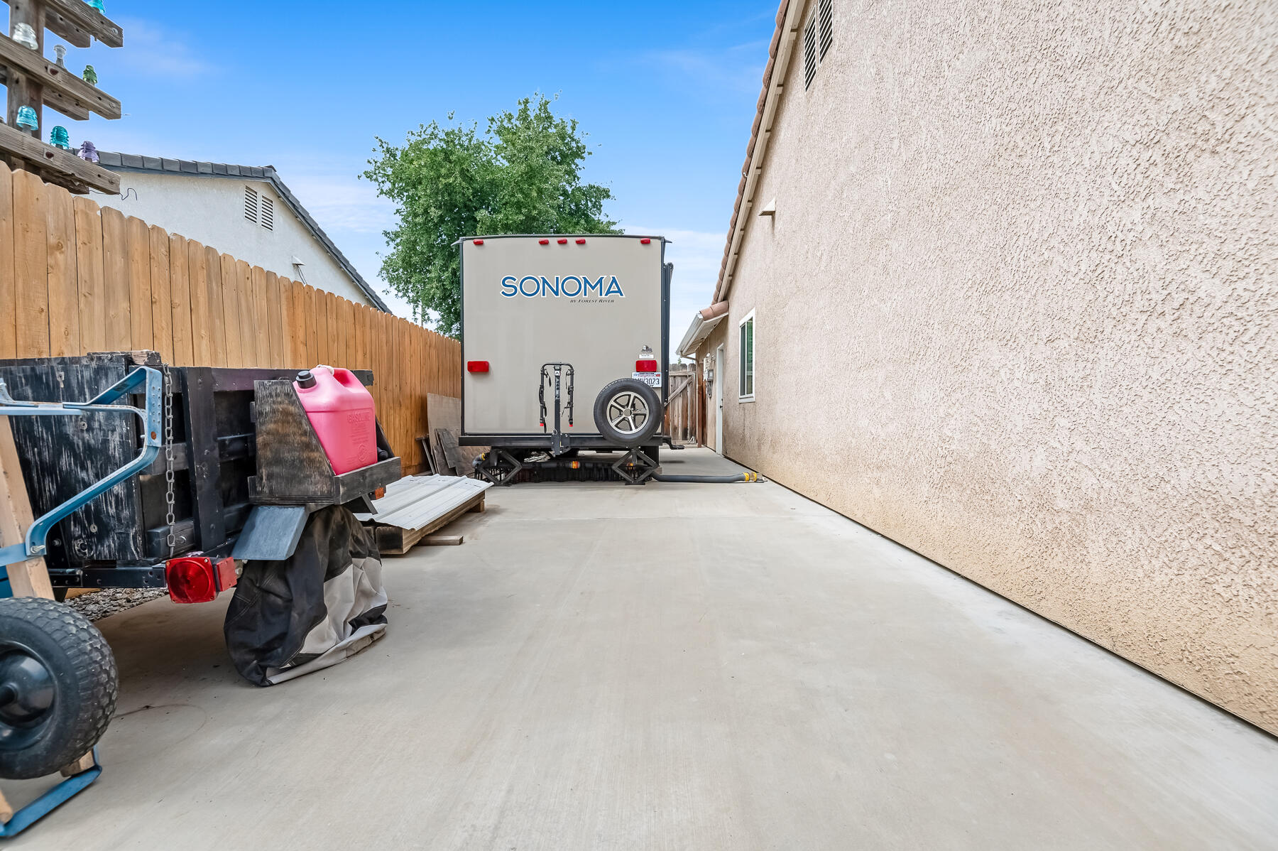 1811 E Country Ct, Visalia, CA 93292