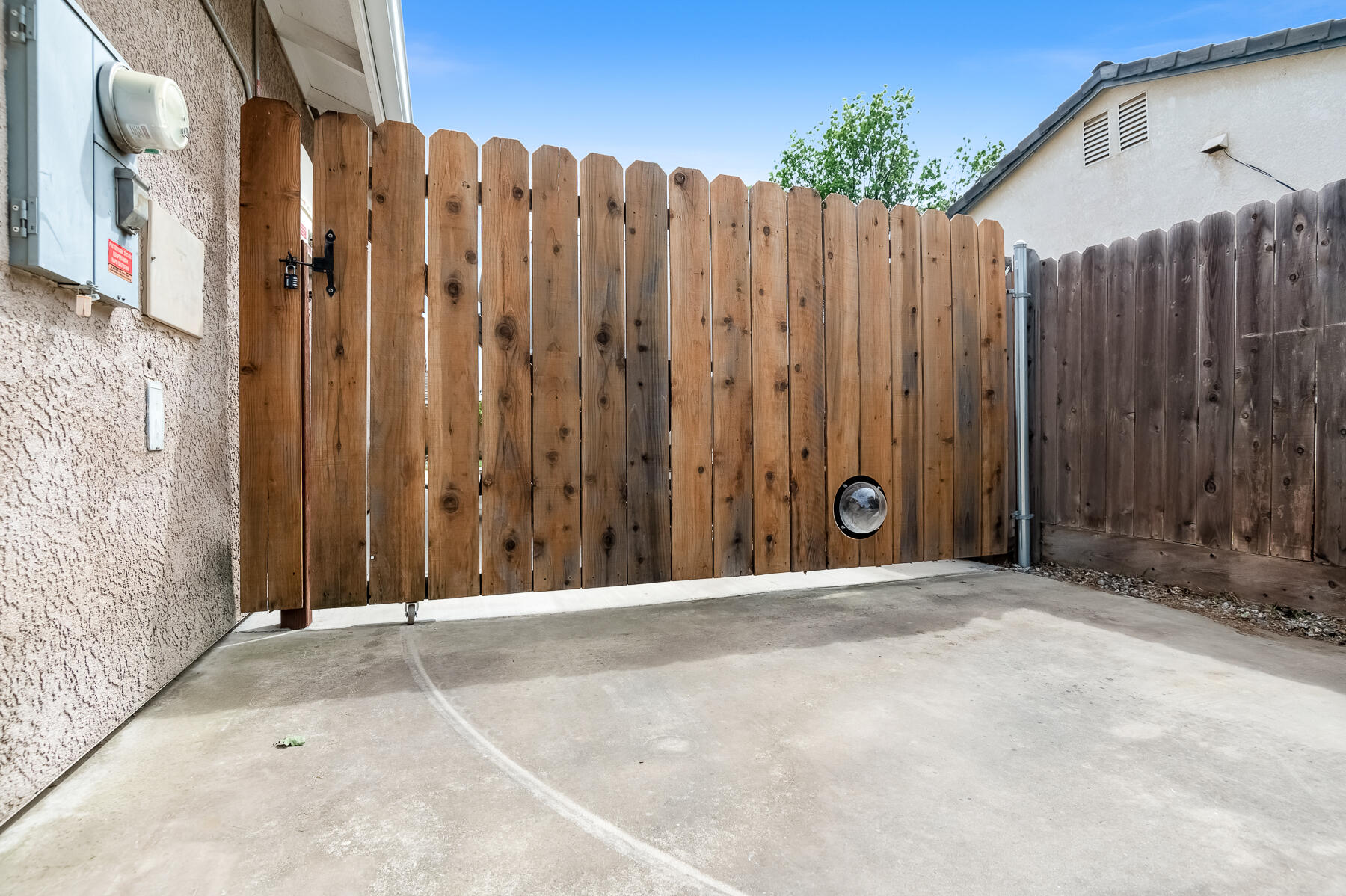 1811 E Country Ct, Visalia, CA 93292