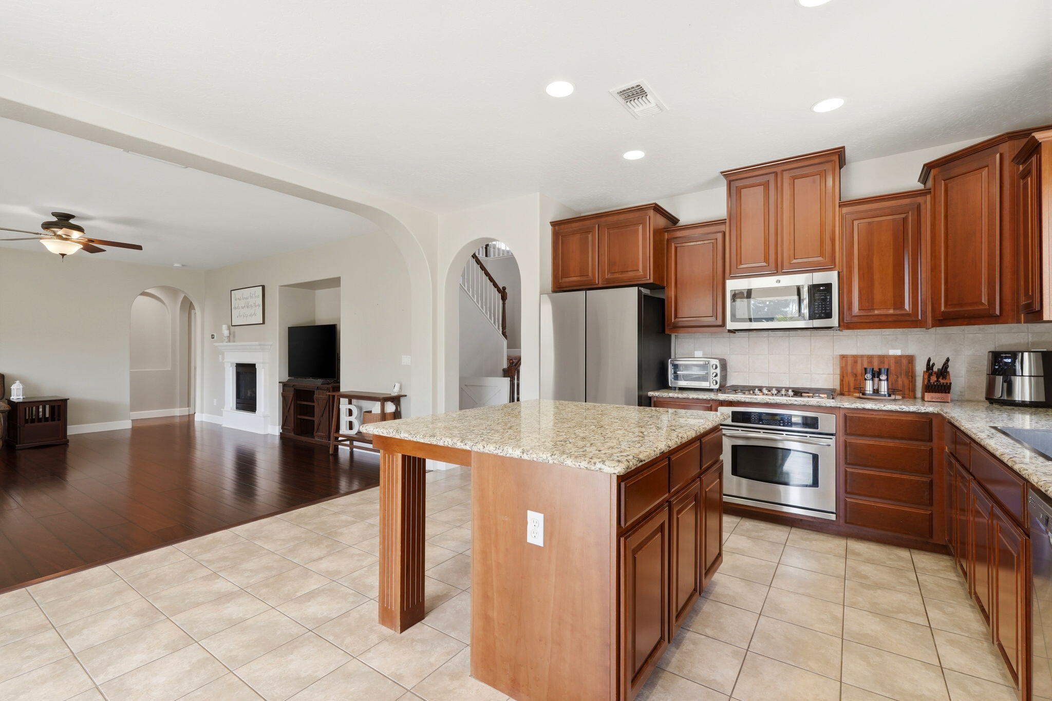 295 Johnson Ct, Tulare, CA 93274