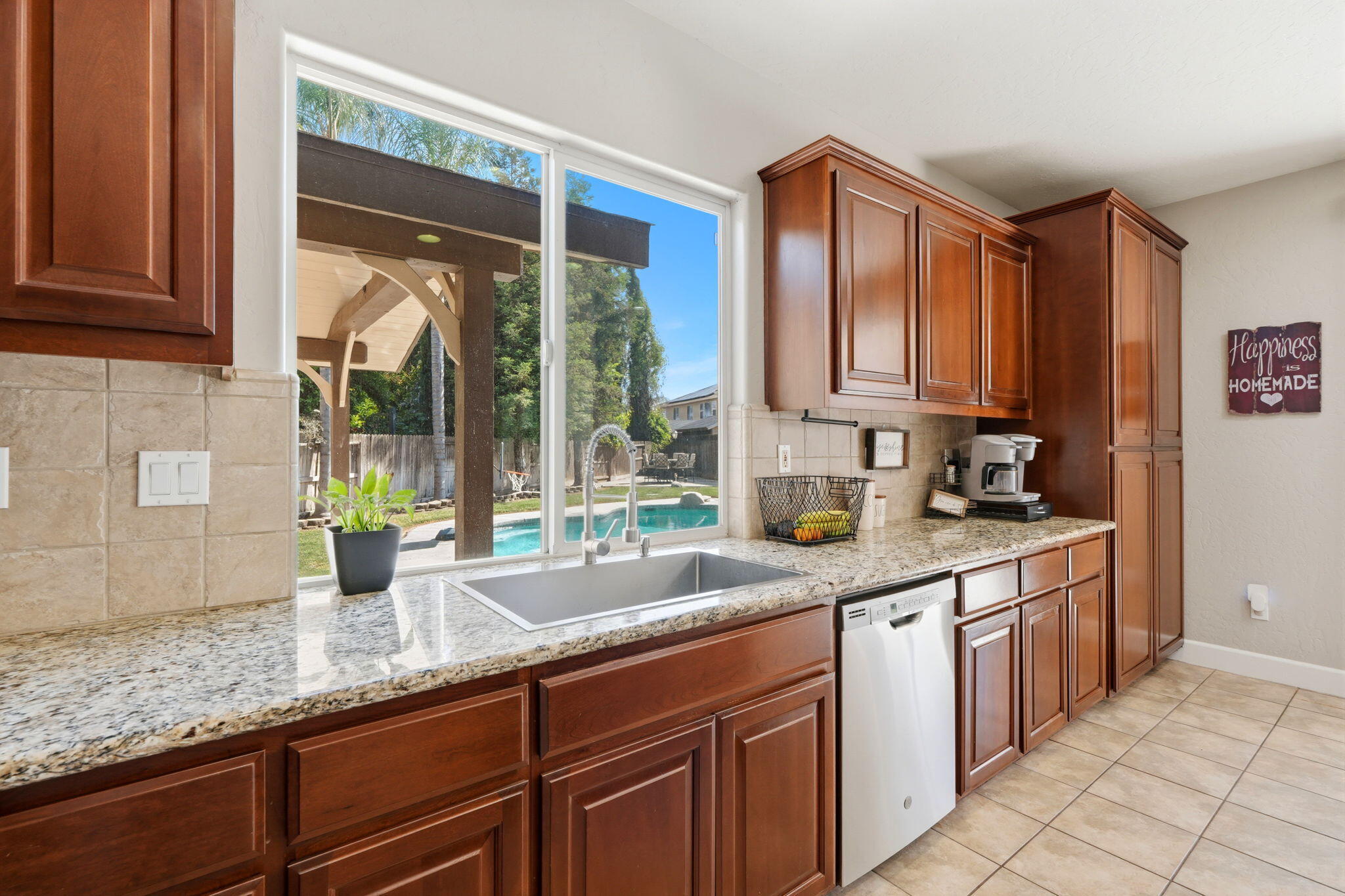 295 Johnson Ct, Tulare, CA 93274