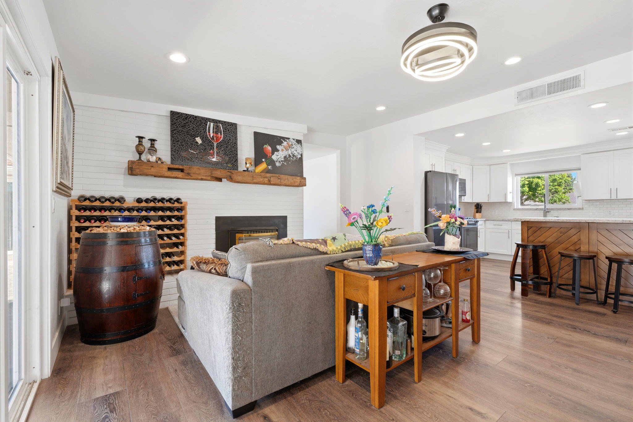 365 E Sycamore Dr, Hanford, CA 93230