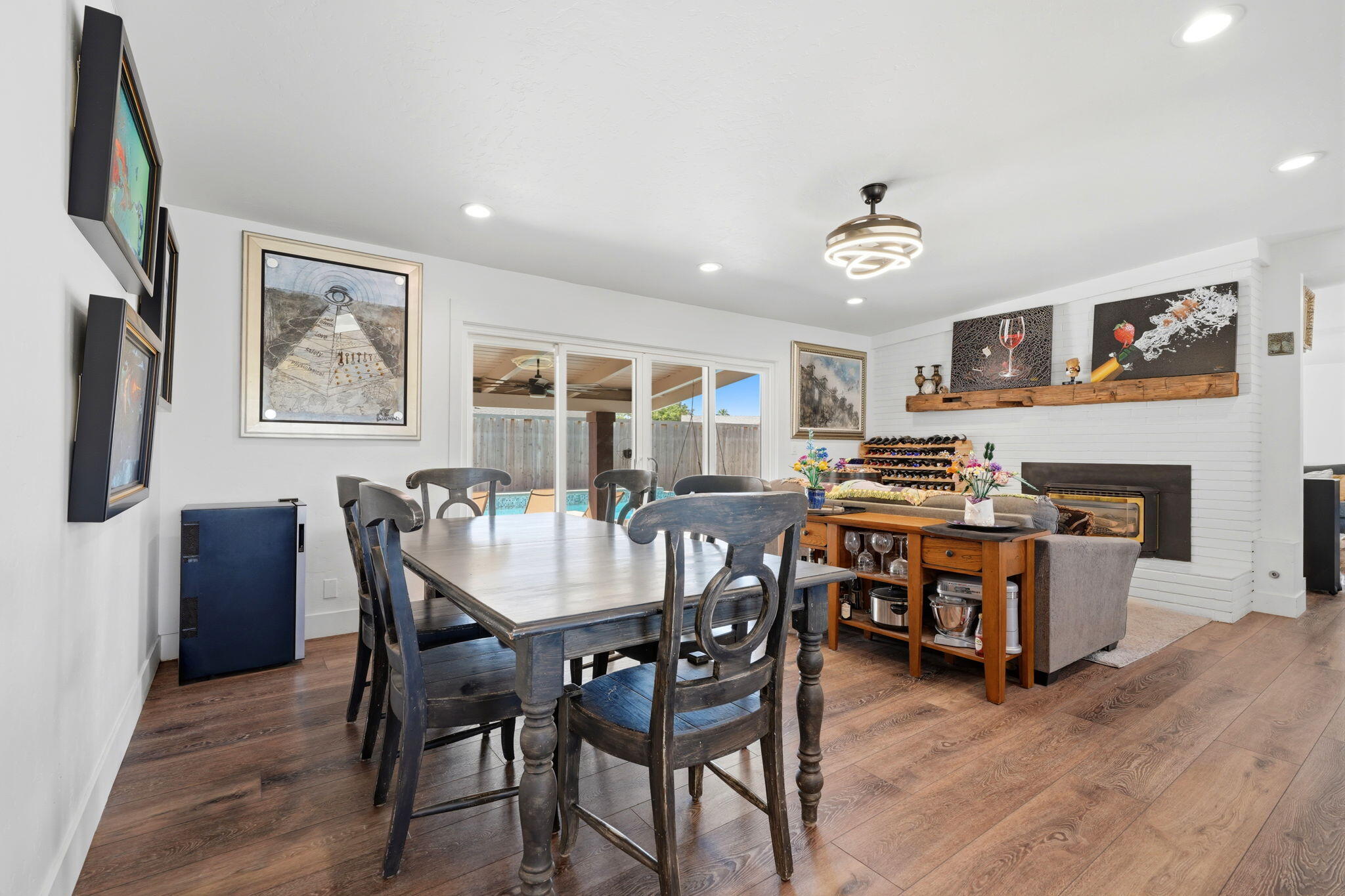 365 E Sycamore Dr, Hanford, CA 93230