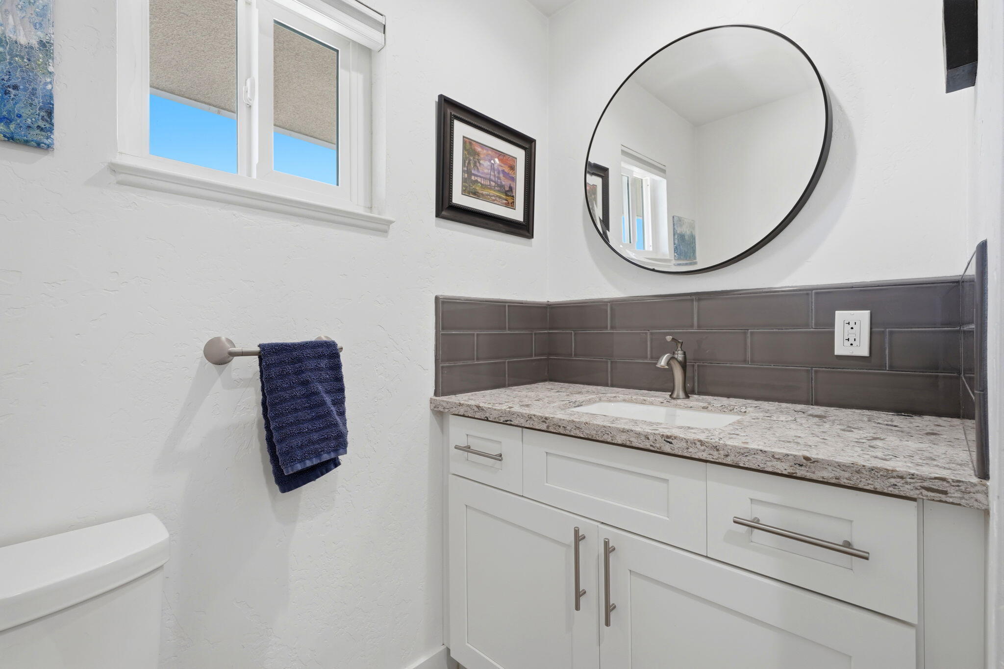 365 E Sycamore Dr, Hanford, CA 93230