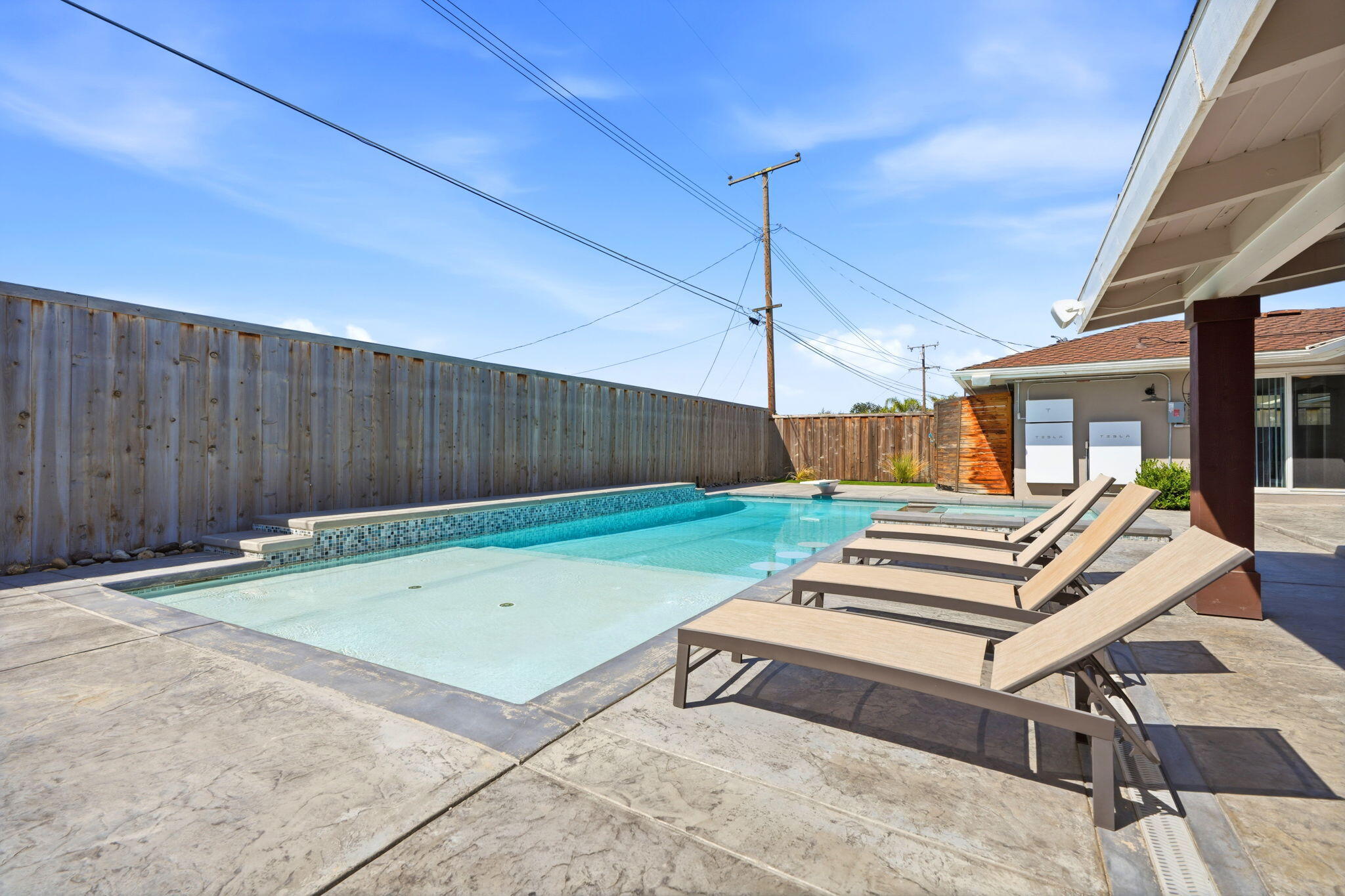 365 E Sycamore Dr, Hanford, CA 93230