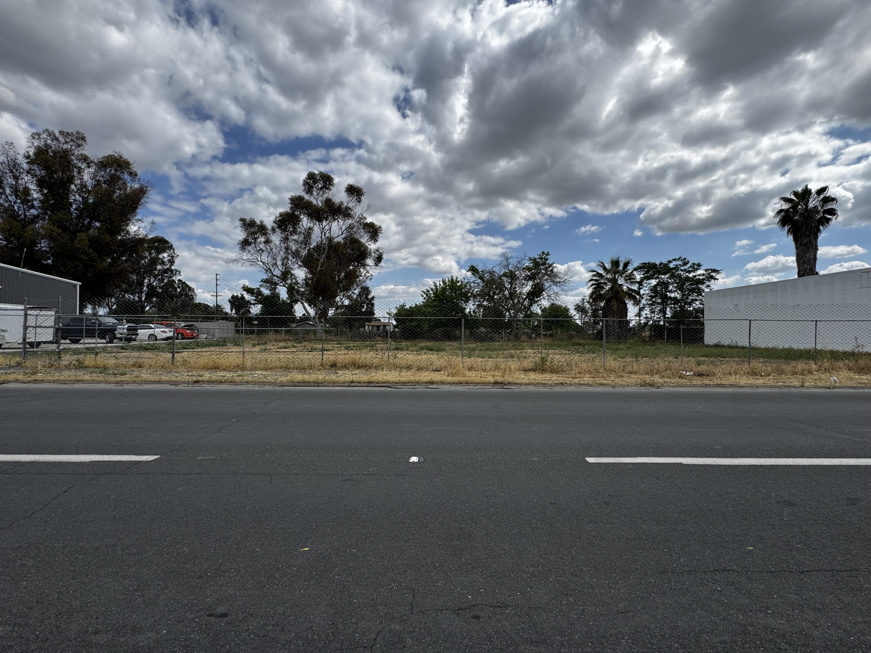 311 E 4th St, Hanford, CA 93230