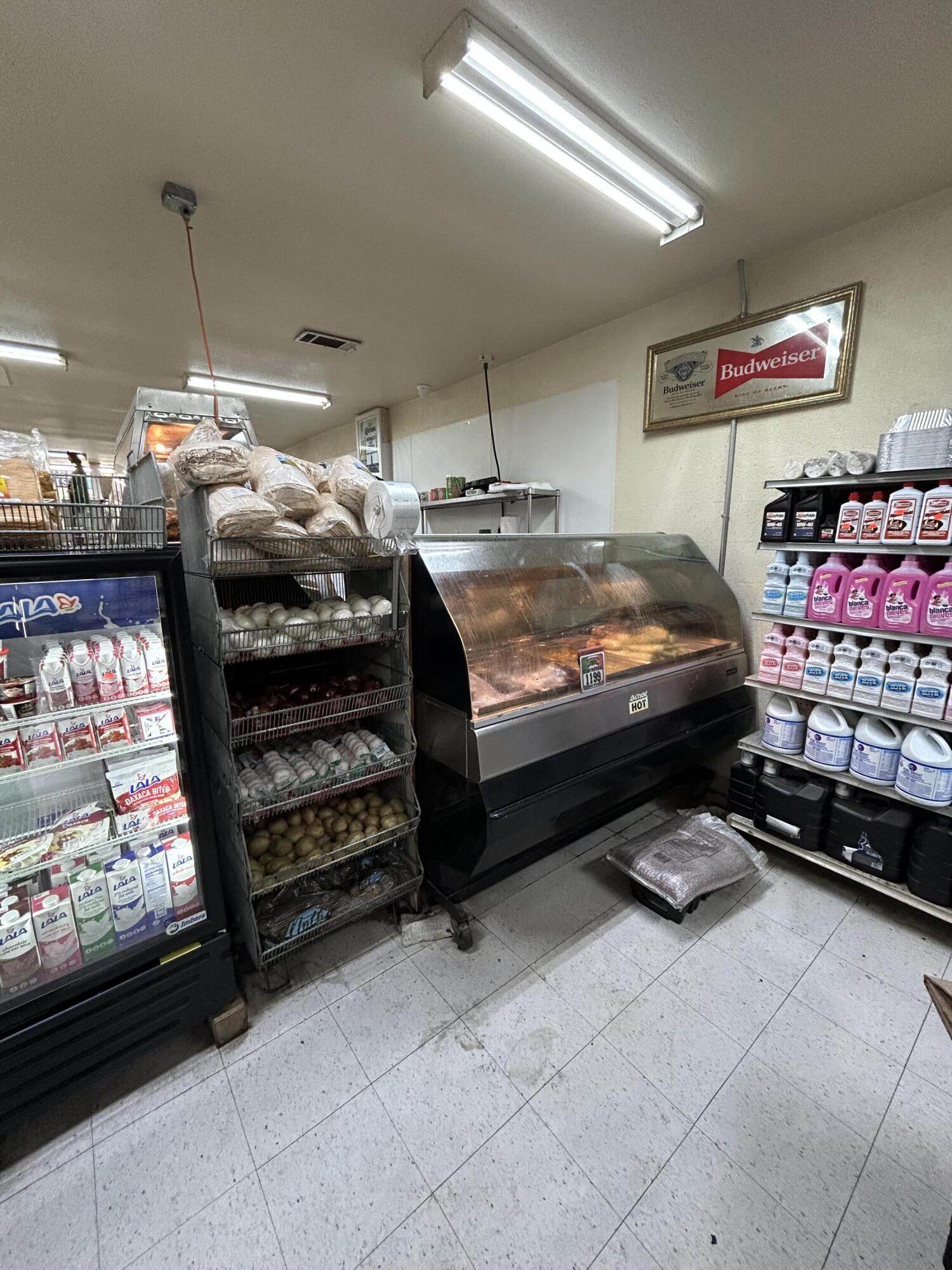 772 S Main St, Pixley, CA 93256