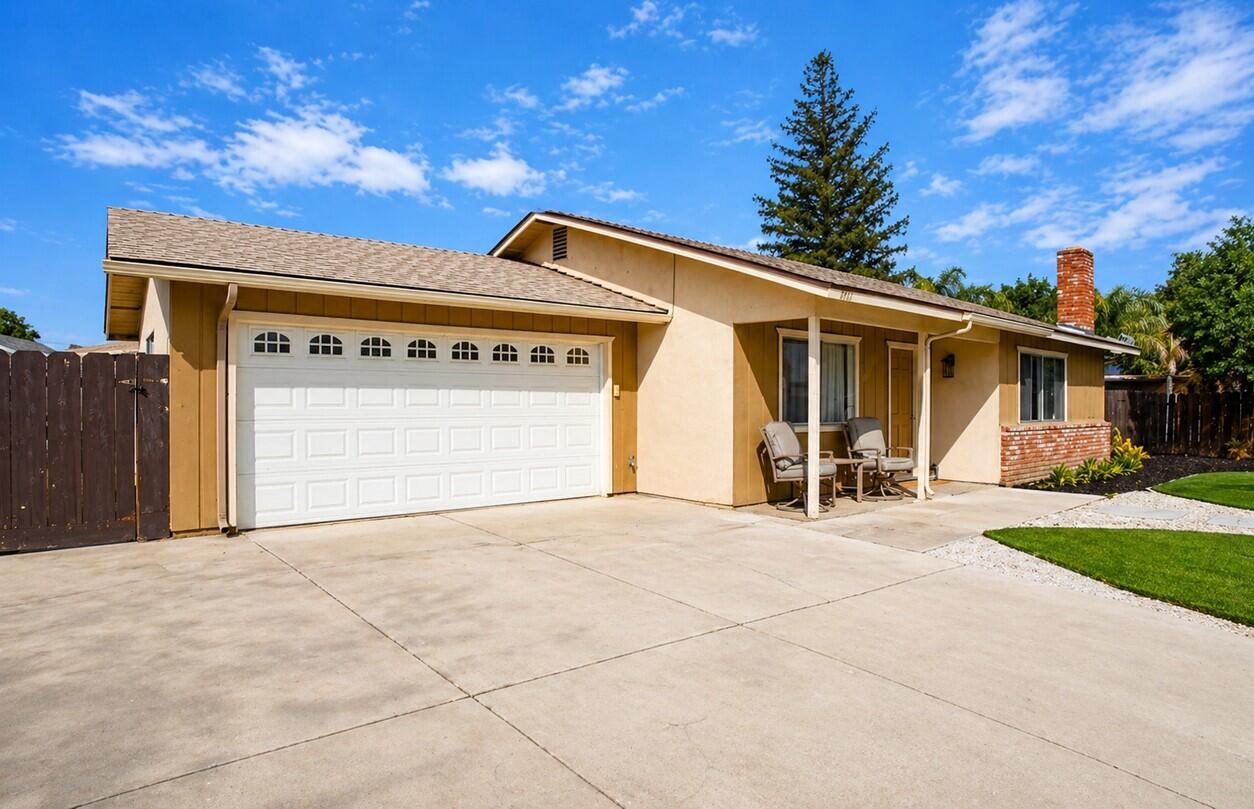 1431 E Boyer Dr, Tulare, CA 93274