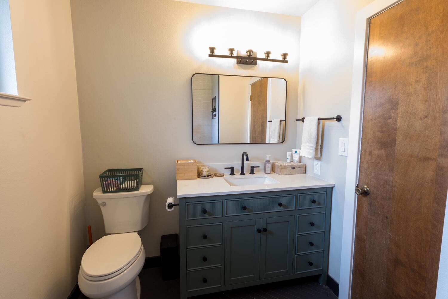 1431 E Boyer Dr, Tulare, CA 93274