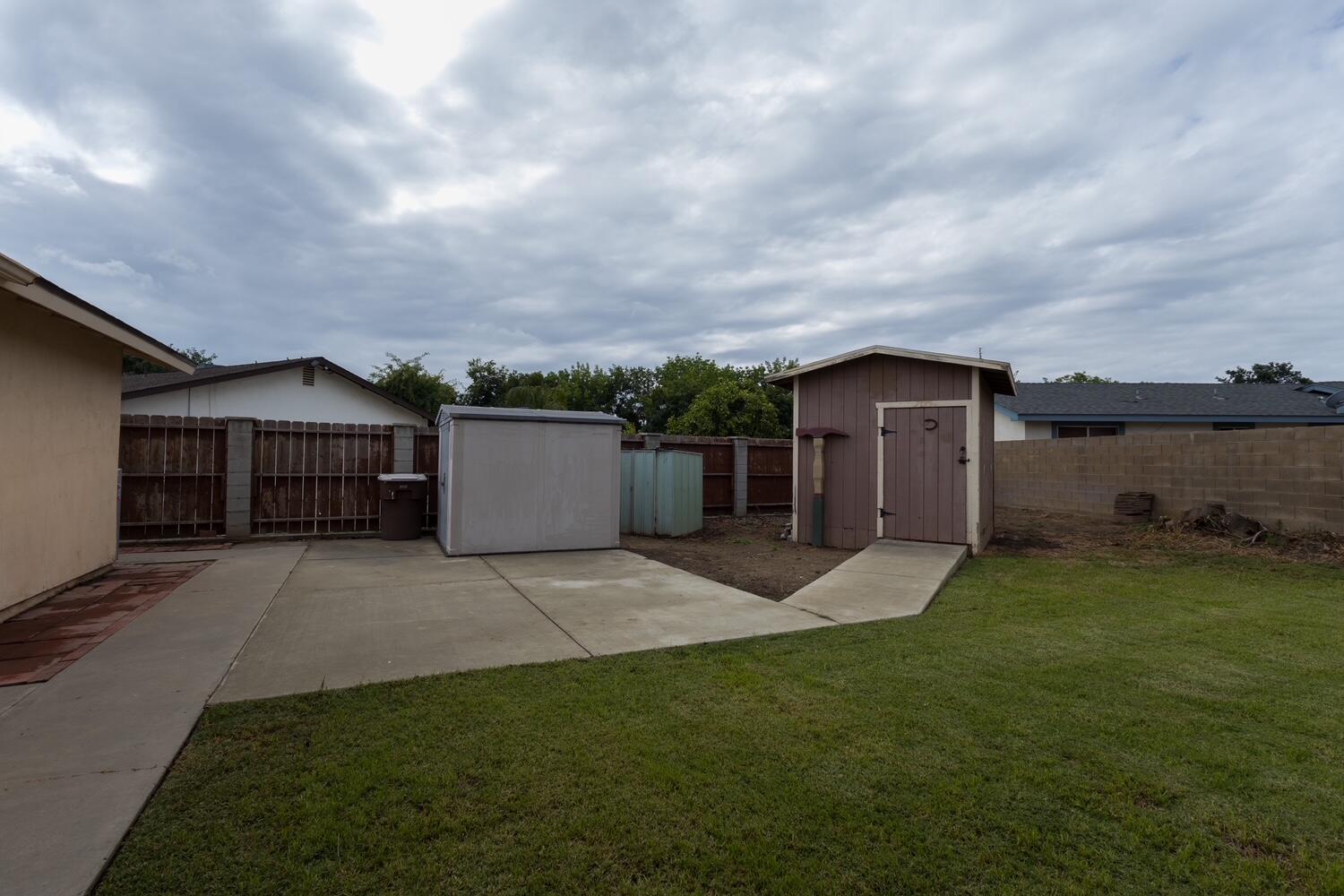 1431 E Boyer Dr, Tulare, CA 93274