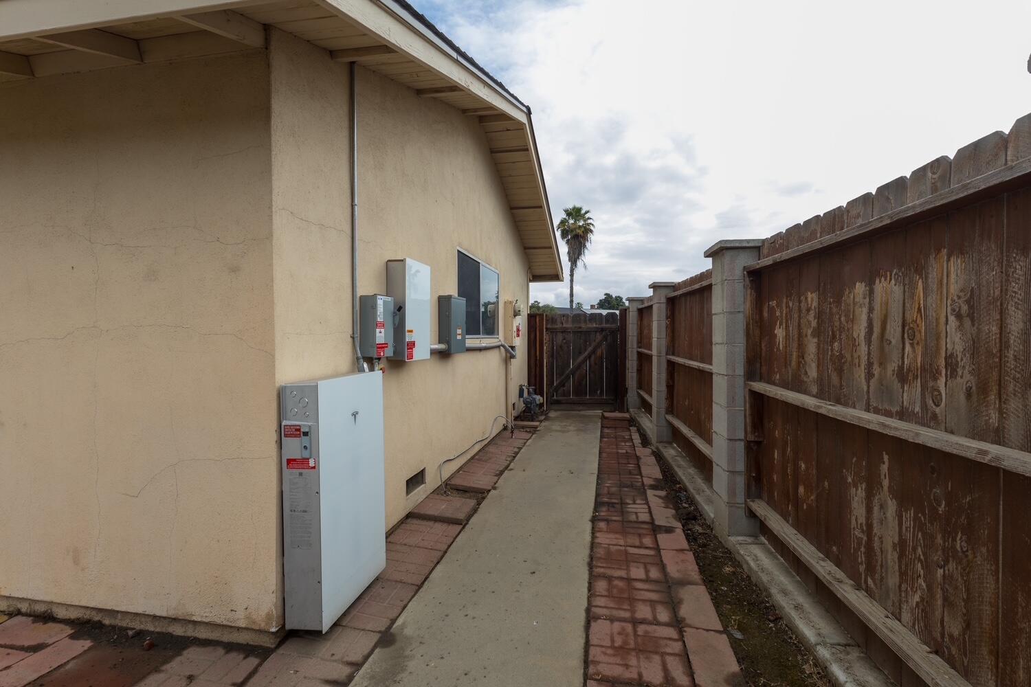 1431 E Boyer Dr, Tulare, CA 93274