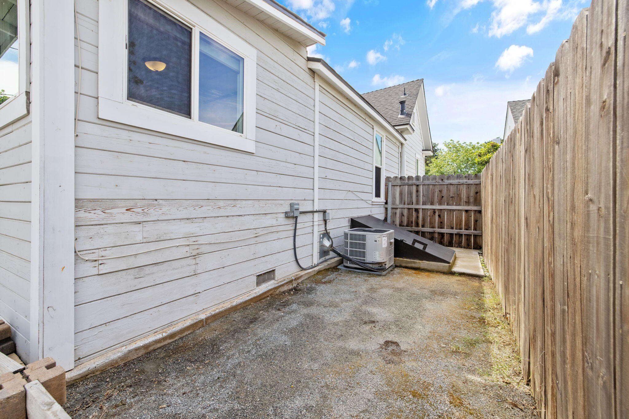 124 W Florinda St, Hanford, CA 93230