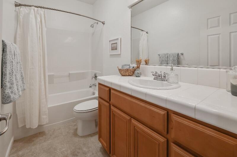 1439 N Mendonca St, Visalia, CA 93291