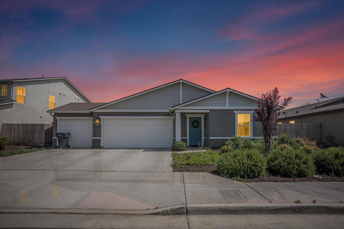 1048 Stonebridge Ave, Tulare, CA 93274