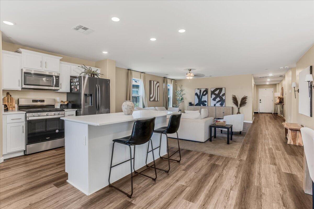 1048 Stonebridge Ave, Tulare, CA 93274