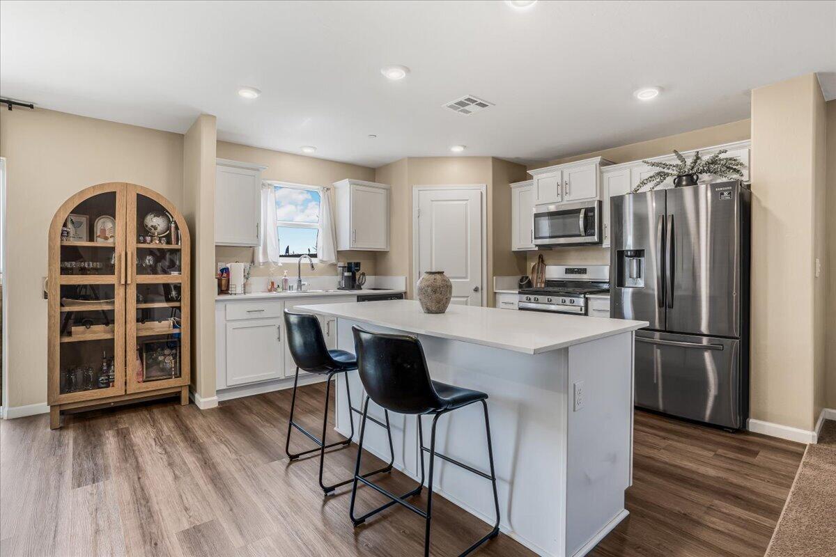 1048 Stonebridge Ave, Tulare, CA 93274