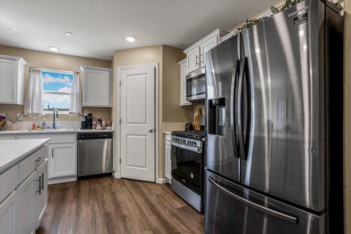 1048 Stonebridge Ave, Tulare, CA 93274