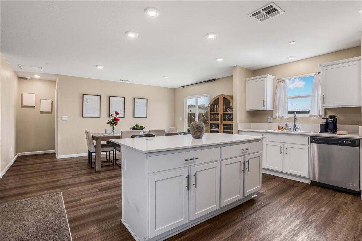 1048 Stonebridge Ave, Tulare, CA 93274