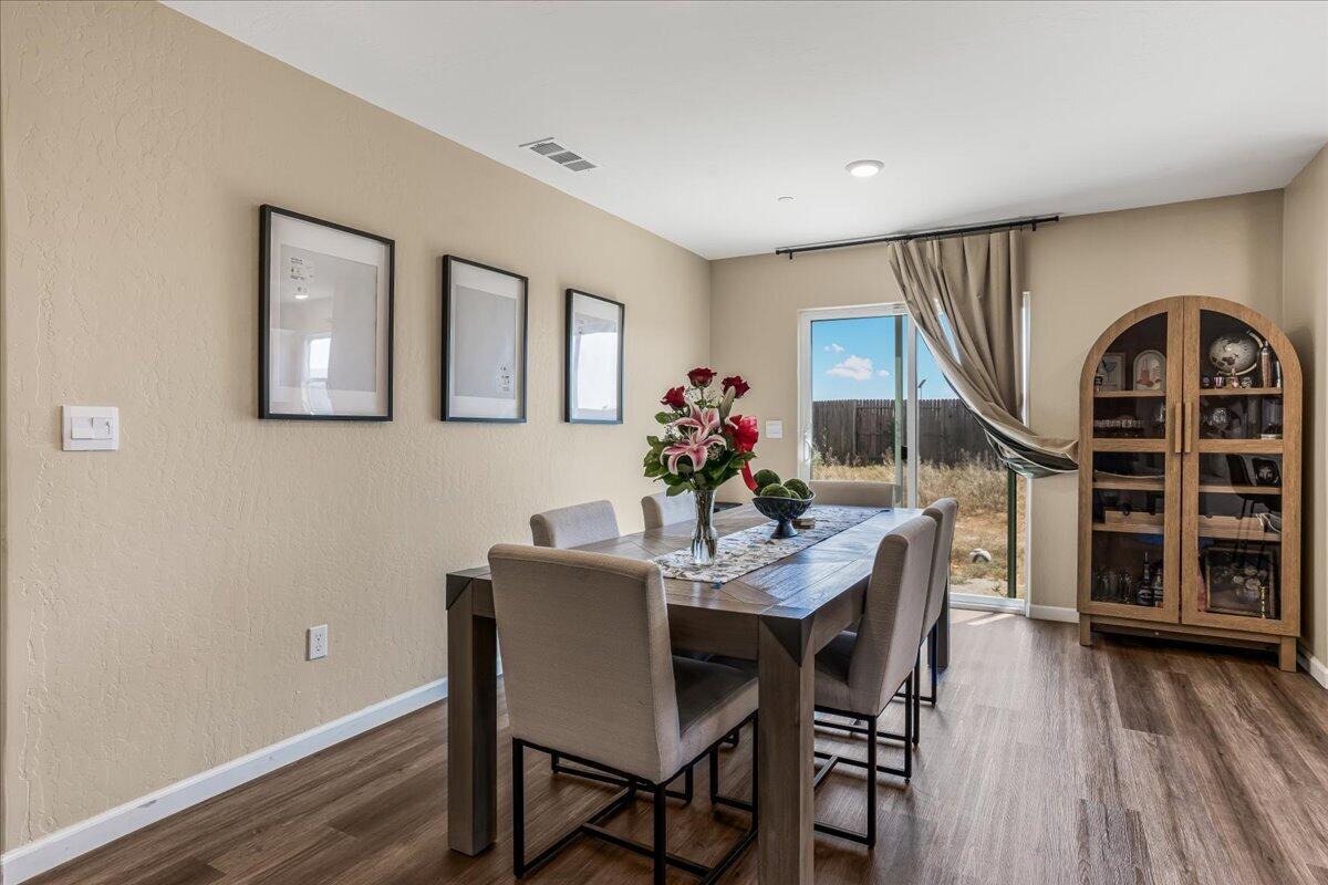 1048 Stonebridge Ave, Tulare, CA 93274