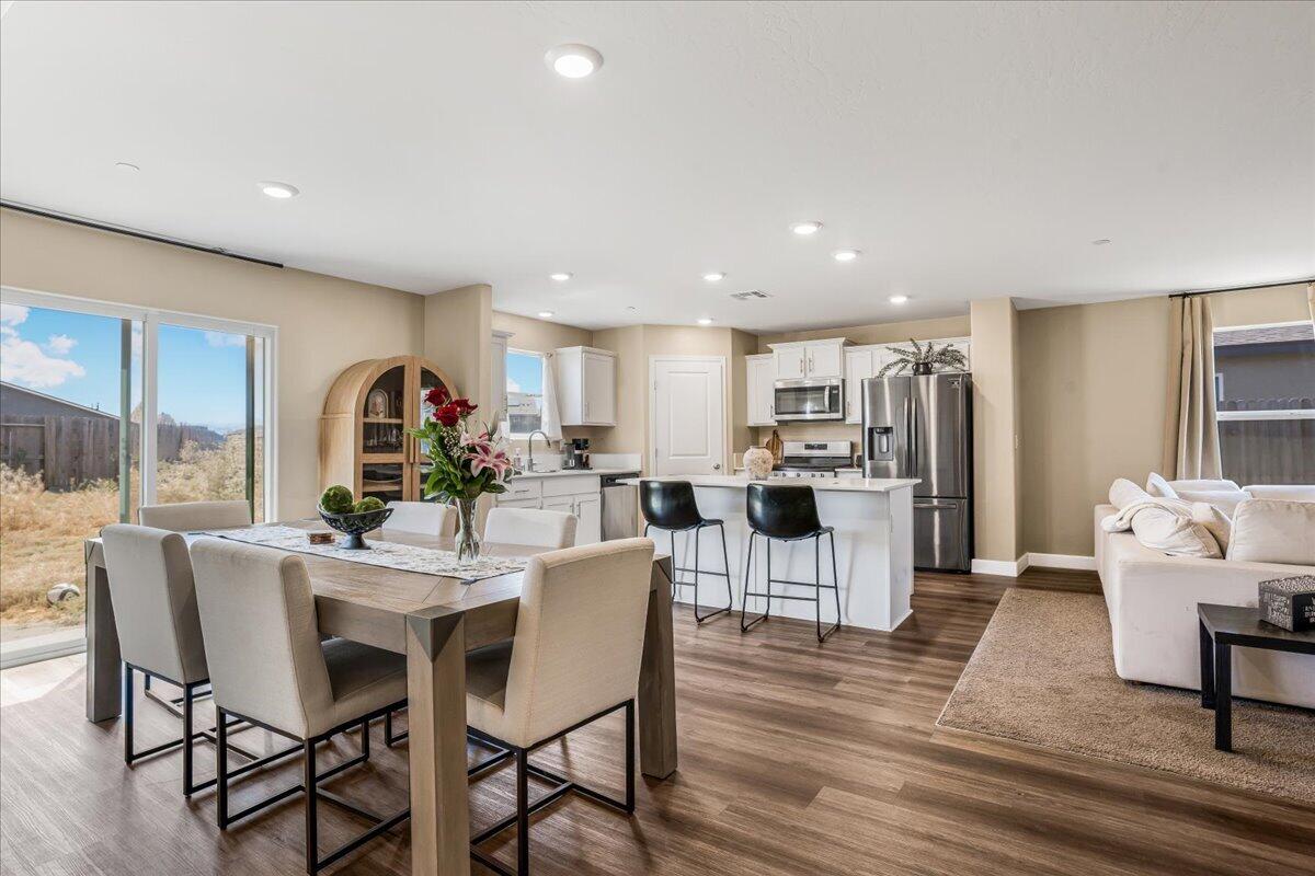 1048 Stonebridge Ave, Tulare, CA 93274